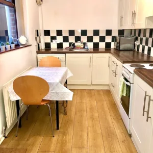 3 bed house in Holylands - Image 3