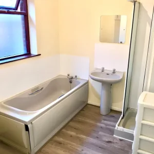 3 bed house in Holylands - Image 5