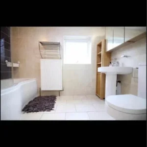 Spacious double and single room to rent - Image 2
