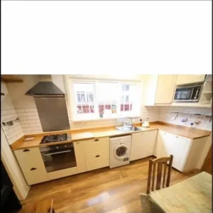 Spacious double and single room to rent - Image 4