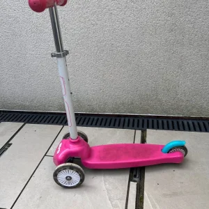 Kids Evo 3-wheeled pink scooter - Image 2