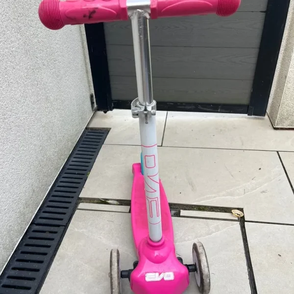 Kids Evo 3-wheeled pink scooter