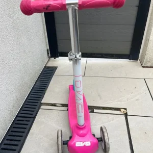 Kids Evo 3-wheeled pink scooter