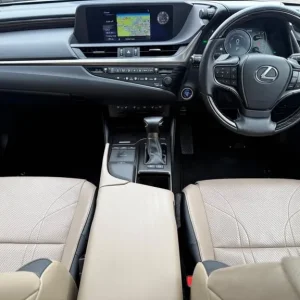 2020 Lexus ES 300h Hybrid 4-door Saloon - Image 3