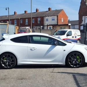 2013 Vauxhall Astra GTC 2.0T 16V VXR 3-door hatchback - Image 4