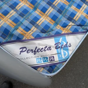 Metal frame bed with single mattress - Image 2