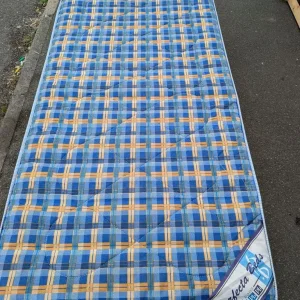 Metal frame bed with single mattress - Image 3