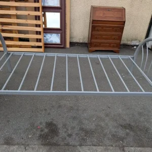Metal frame bed with single mattress - Image 4