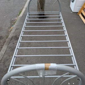 Metal frame bed with single mattress - Image 5