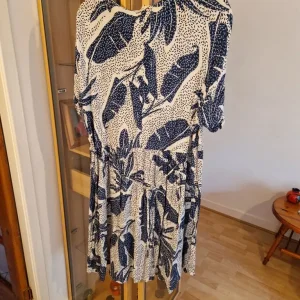Marks and Spencer Dress size 22 - Image 2
