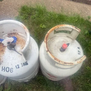 3 empty gas bottles - Image 4