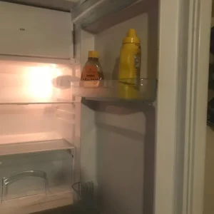 Ice King undercounter fridge with small freezer - Image 2