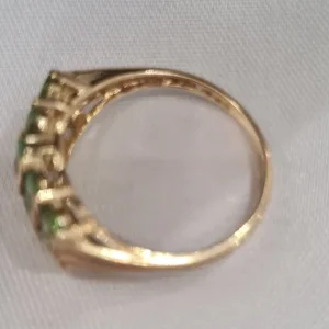 10ct yellow gold emerald stones ring - Image 3