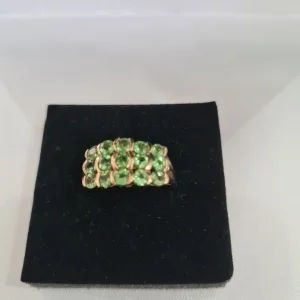 10ct yellow gold emerald stones ring - Image 4