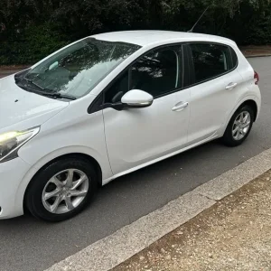 2015 Peugeot 208 1.2 PureTech 82 Active 5-door hatchback - Image 2