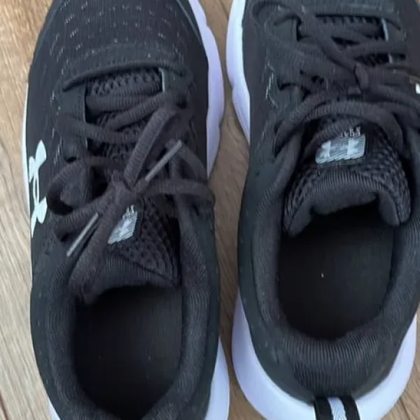 UK 6 Under Armour shoe