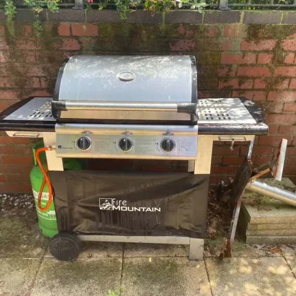 Gas BBQ with gas canister (nearly full)