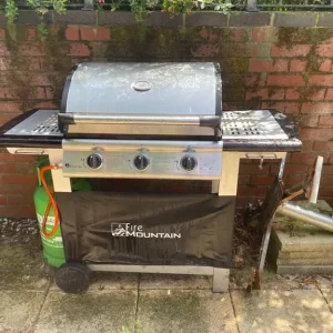 Gas BBQ with gas canister (nearly full)