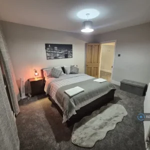 3 bedroom split-level flat in Burnley, Lancashire - Image 2