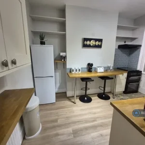 3 bedroom split-level flat in Burnley, Lancashire - Image 3