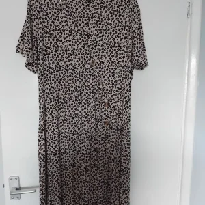 Ladies dresses size 20 and size 16 - Image 2