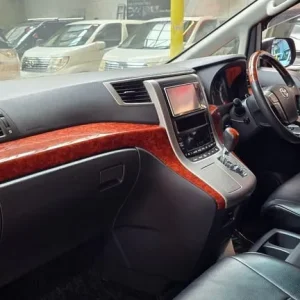 Toyota Vellfire 2.4L E-Pack with Reversing Camera and Leather Seats - Image 5