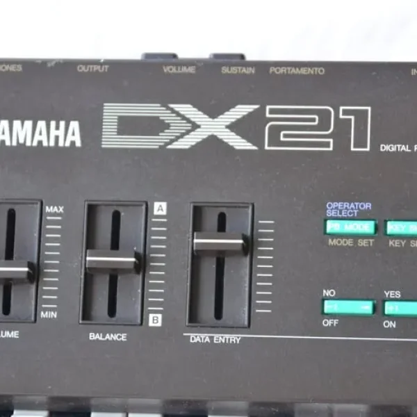 Yamaha DX21 Synthesiser with music stand and operation manual