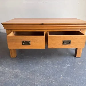 Solid oak coffee table with two deep drawers - Image 4