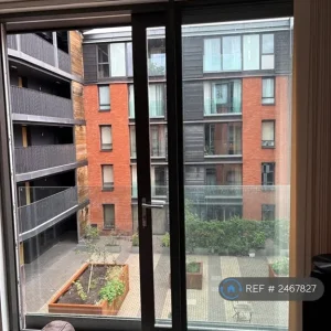 2 bedroom flat in a quiet development with courtyard views - Image 2