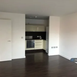 2 bedroom flat in a quiet development with courtyard views - Image 3
