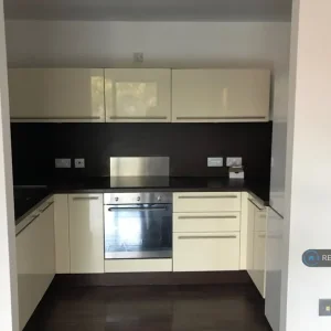 2 bedroom flat in a quiet development with courtyard views - Image 4