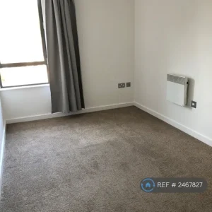 2 bedroom flat in a quiet development with courtyard views - Image 5