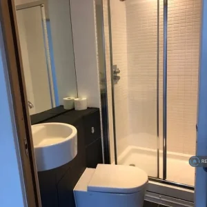 2 bedroom flat in a quiet development with courtyard views - Image 7