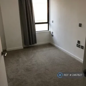 2 bedroom flat in a quiet development with courtyard views - Image 8