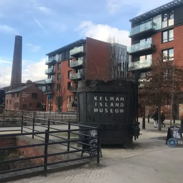 2 bedroom flat in a quiet development with courtyard views