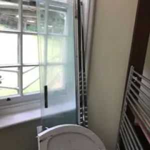 Small space shower enclosure quadrant - tray and doors 620mm x 620mm - Image 3