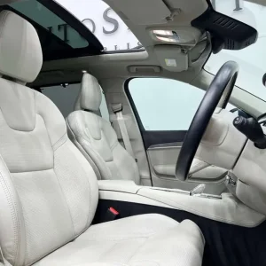 2022 Volvo XC90 T8 Recharge 4WD SUV - Image 2