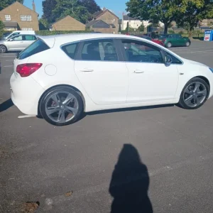 2015 Vauxhall Astra 1.4T 16V Limited Edition 5-door with leather interior - Image 4