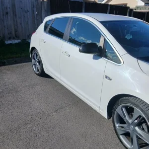 2015 Vauxhall Astra 1.4T 16V Limited Edition 5-door with leather interior - Image 5