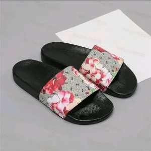 Gucci sliders size 5