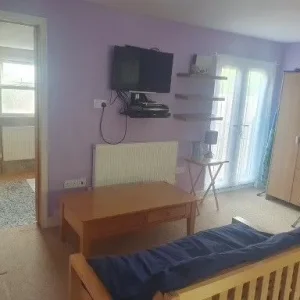 Spacious Master Room with En Suite Bathroom - Image 2
