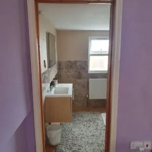 Spacious Master Room with En Suite Bathroom - Image 6