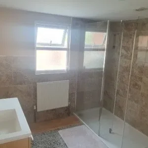 Spacious Master Room with En Suite Bathroom - Image 7