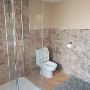 Spacious Master Room with En Suite Bathroom - Image 8
