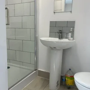 Double en suite room with all bills covered - Image 2