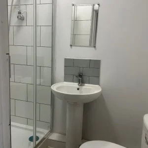 Double en suite room with all bills covered - Image 3