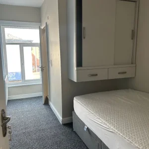 Double en suite room with all bills covered - Image 4