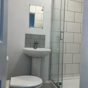 Double en suite room with all bills covered - Image 5