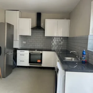 Double en suite room with all bills covered - Image 7