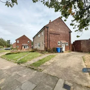 3 bedroom semi-detached house in Mallard Way